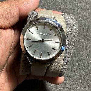 Michael Kors Ladies Quartz Watch Silver Tone Leather Strap Beige Working MK-2551